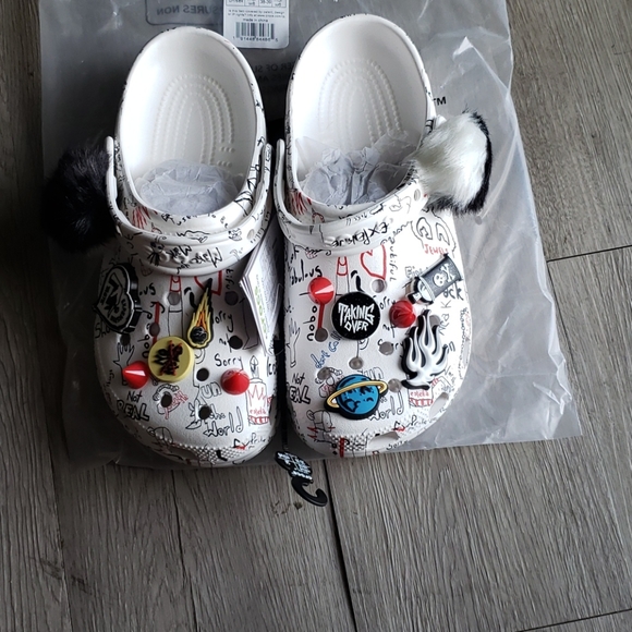 crocs classic cruella clog